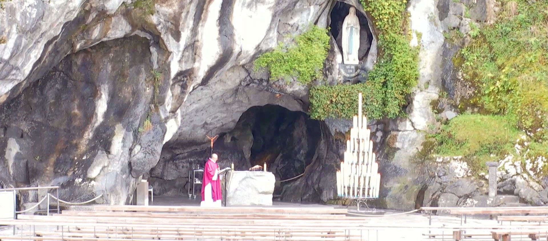 Les chapelains du sanctuaire vont se relayer à la grotte durant 9 jours pour prier | Capture-écran