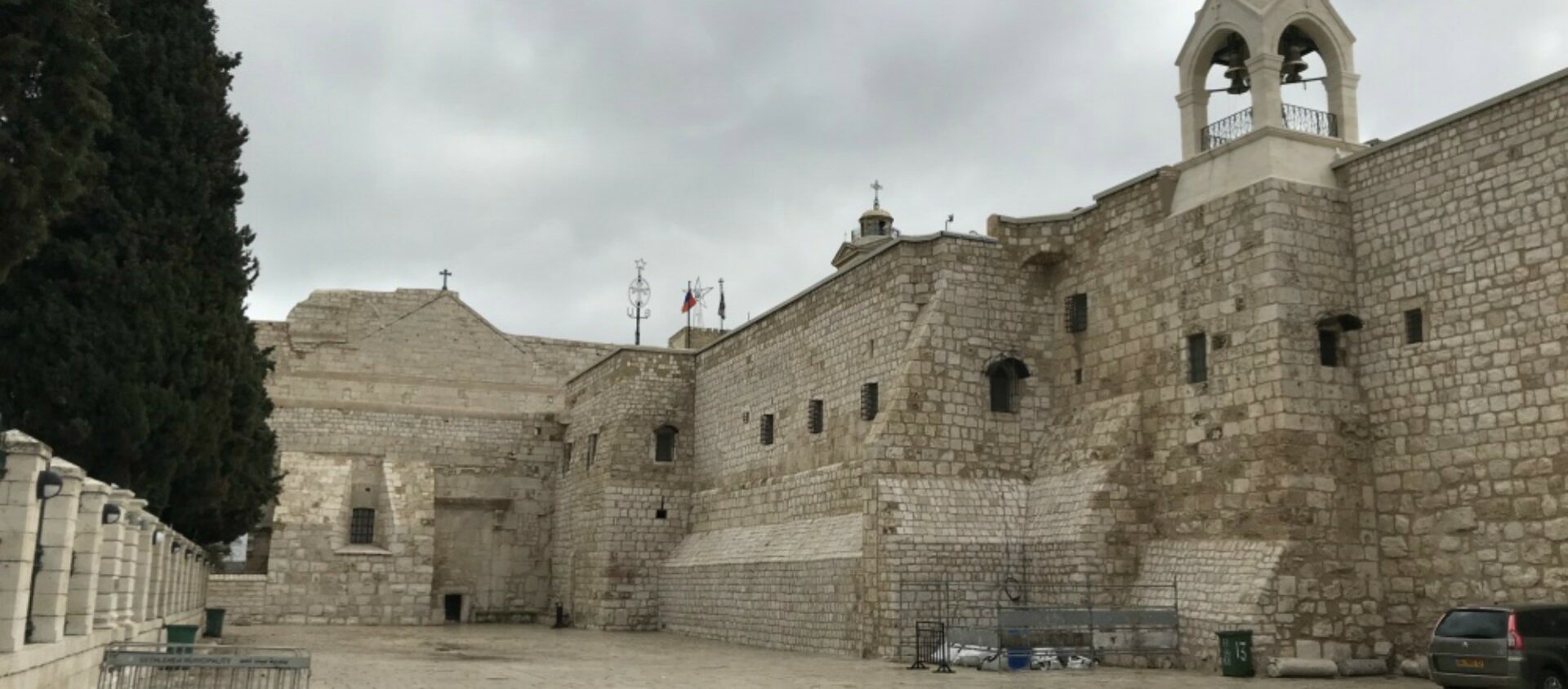 La Place de la Mangeoire est  déserte et un décret de fermeture a été placardé à la Basilique de la Nativité | © Patriarcat latin de Jérusalem