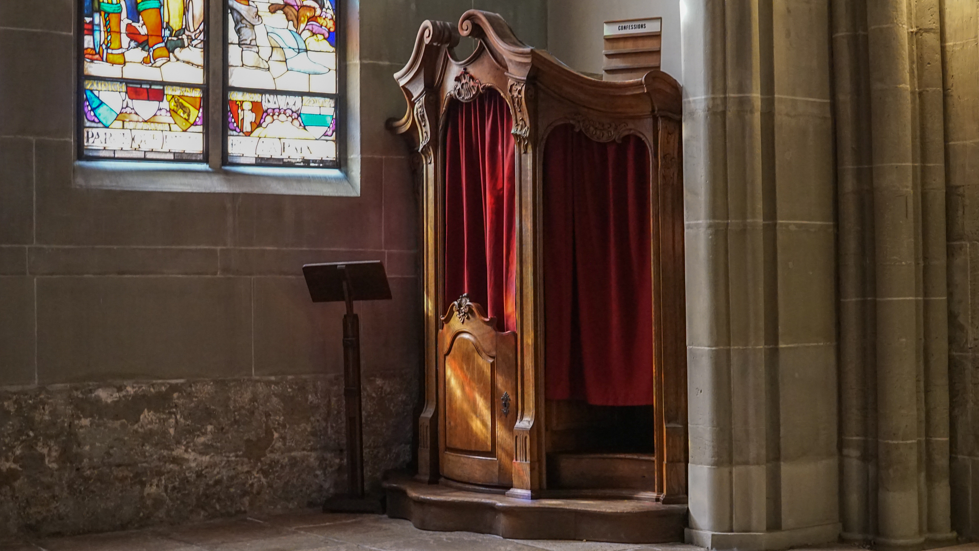 Un confesionnal qui restera vide durant la Semaine-Sainte | Cathédrale St-Nicolas de Fribourg | © Maurice Page