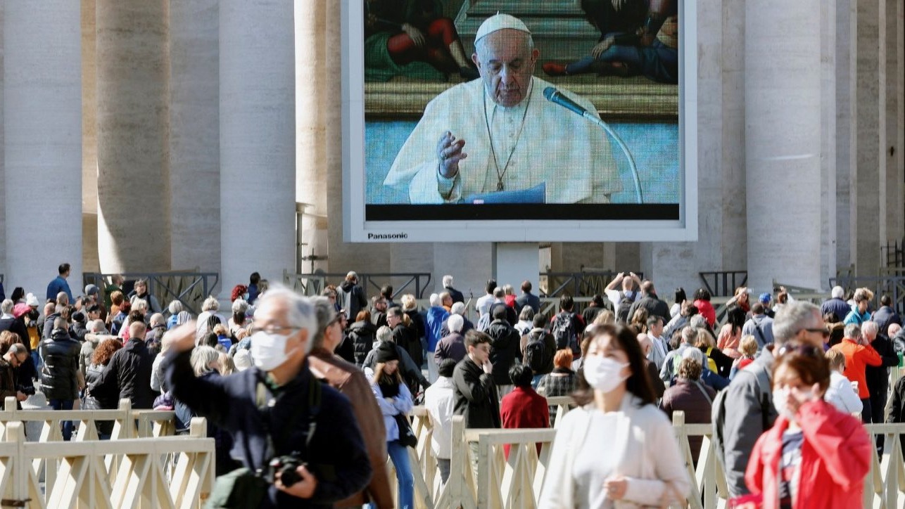 Le Pape François récite l'angélus en vidéo depuis la Bibliothèque apostolique, le 8 mars 2020. | © Vatican News