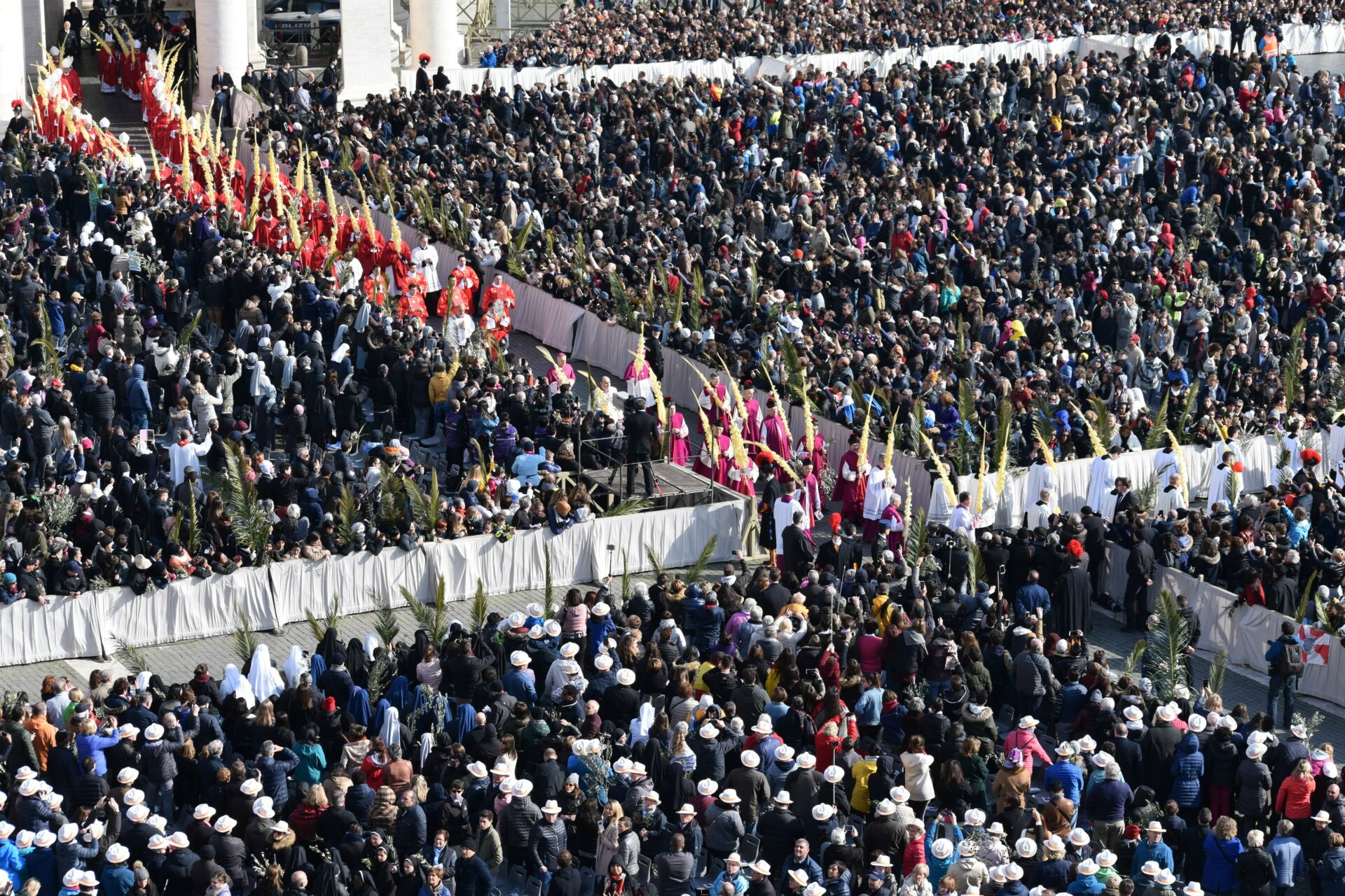 Cette année, en raison du coronavirus, la Place St-Pierre  n'a pas pu accueiller la foule habituelle du Dimanche des Rameaux | © Jacques Berset 