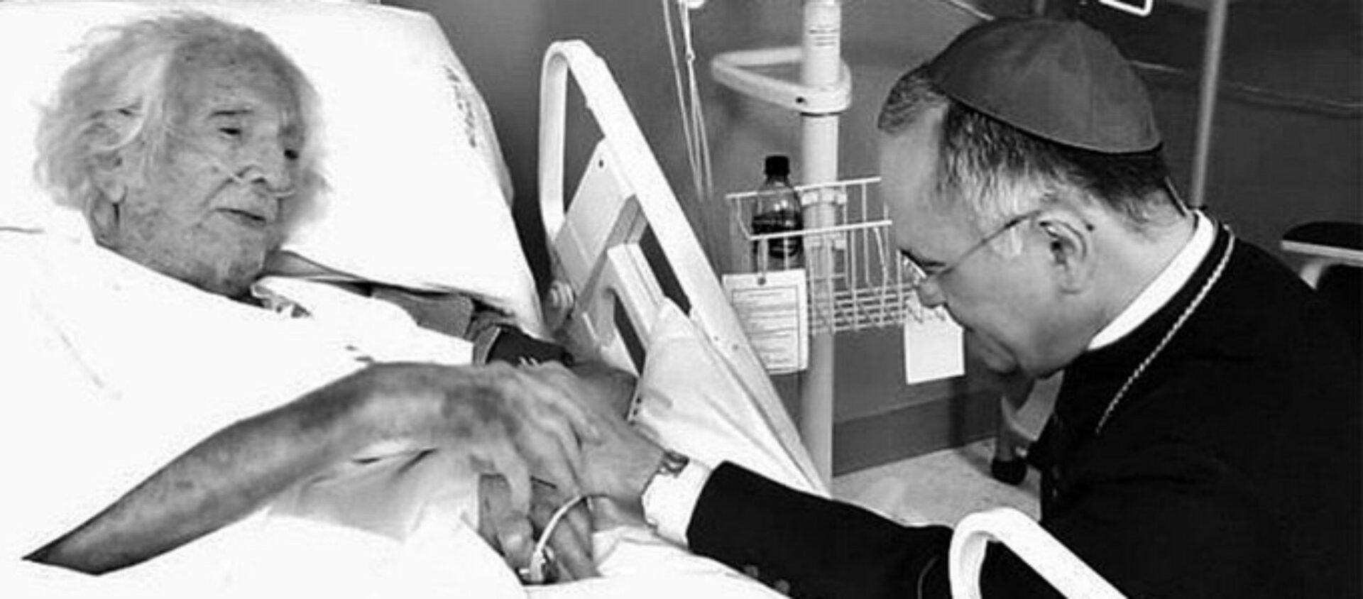 Ernesto Cardenal sur son lit d'hôpital reçoit la visite de Mgr Silvio Baez, évêque auxiliaire de Managua | /twitter.com/silviojbaez/