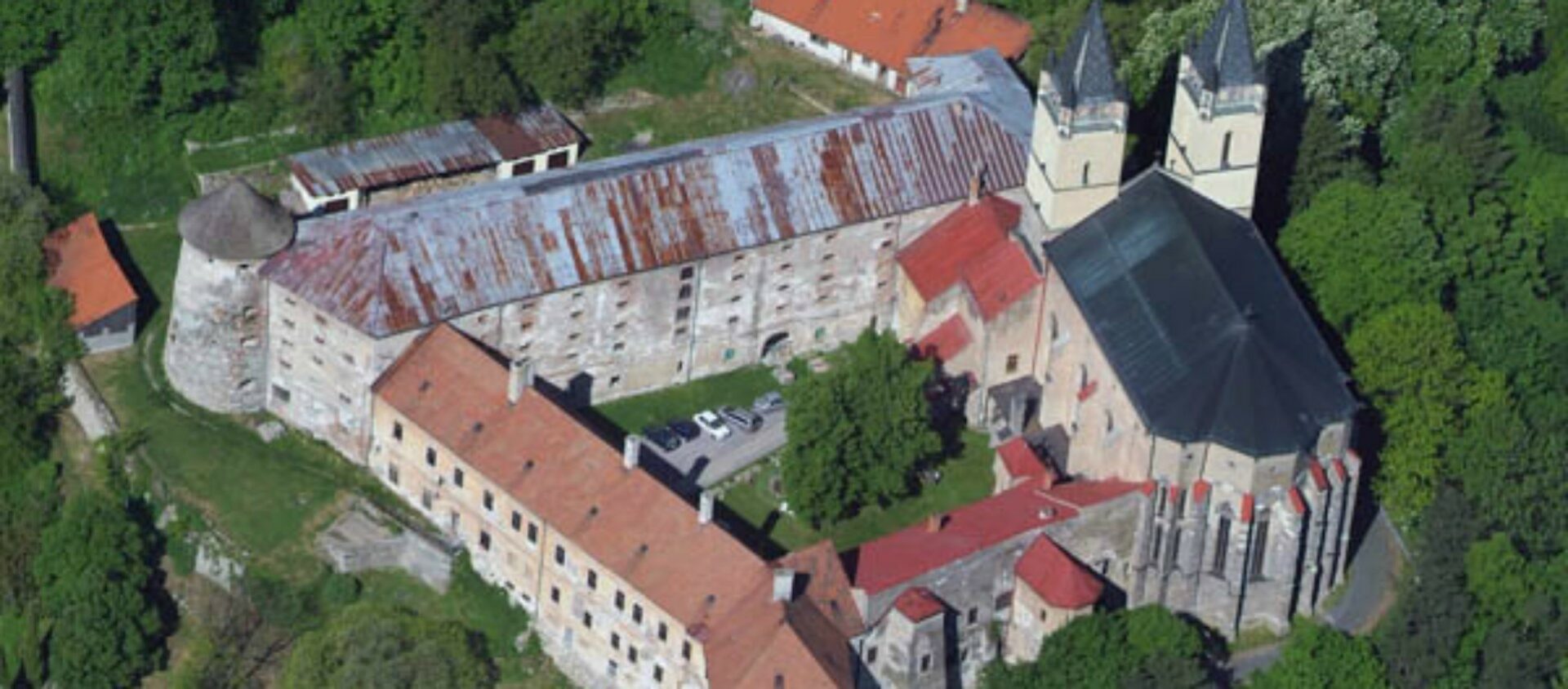Monastère bénédictin fortifié de Hronsky Benadik | Civertan widkipedia commons CC BY-SA 3.0

