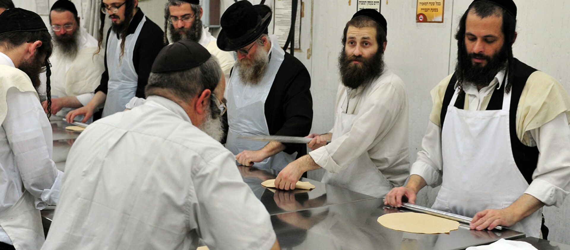Confection de pain azyme par des juifs orthodoxes suivant des règles strictes pour empêcher la fermentation de la pâte © Shutterstock - ChameleonsEye  