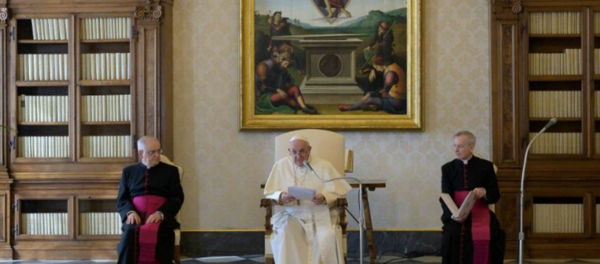 Le pape François dans la bibliothèque du Palais apostolique | © Vatican Media 