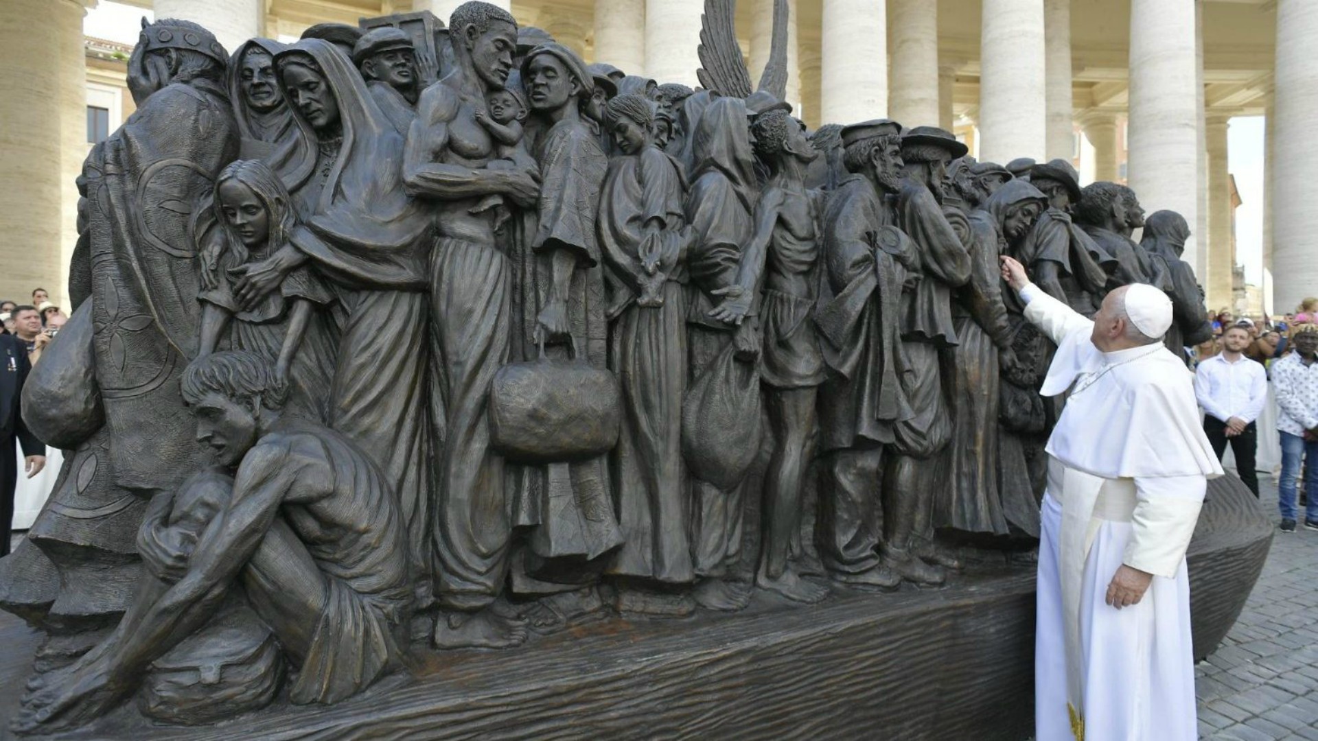 Le 29 septembre 2019, à l’issue de la 105e journée mondiale du migrant et du réfugié, le pape François avait inauguré Place Saint-Pierre une statue en bronze représentant 140 migrants | © Vatican Media