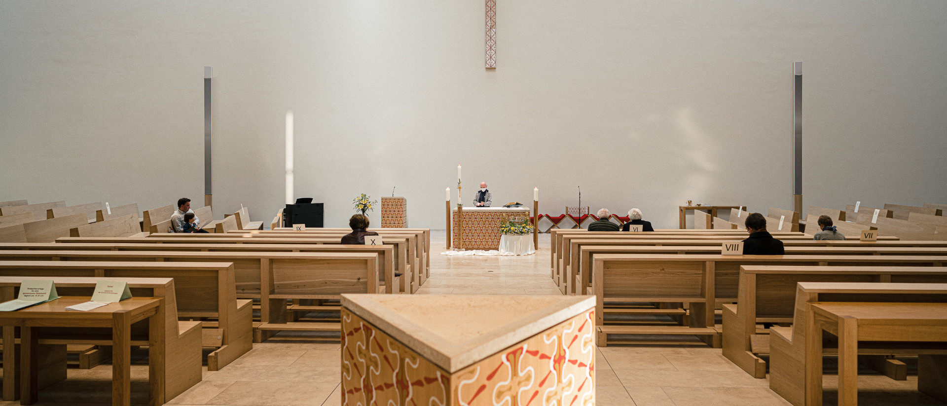 Après leur inscription, les visiteurs des services religieux sont assis à distance les uns des autres, lors d'une messe dans l'église catholique de Sainte Trinité à Leipzig, le 20 avril 2020. | © KNA 