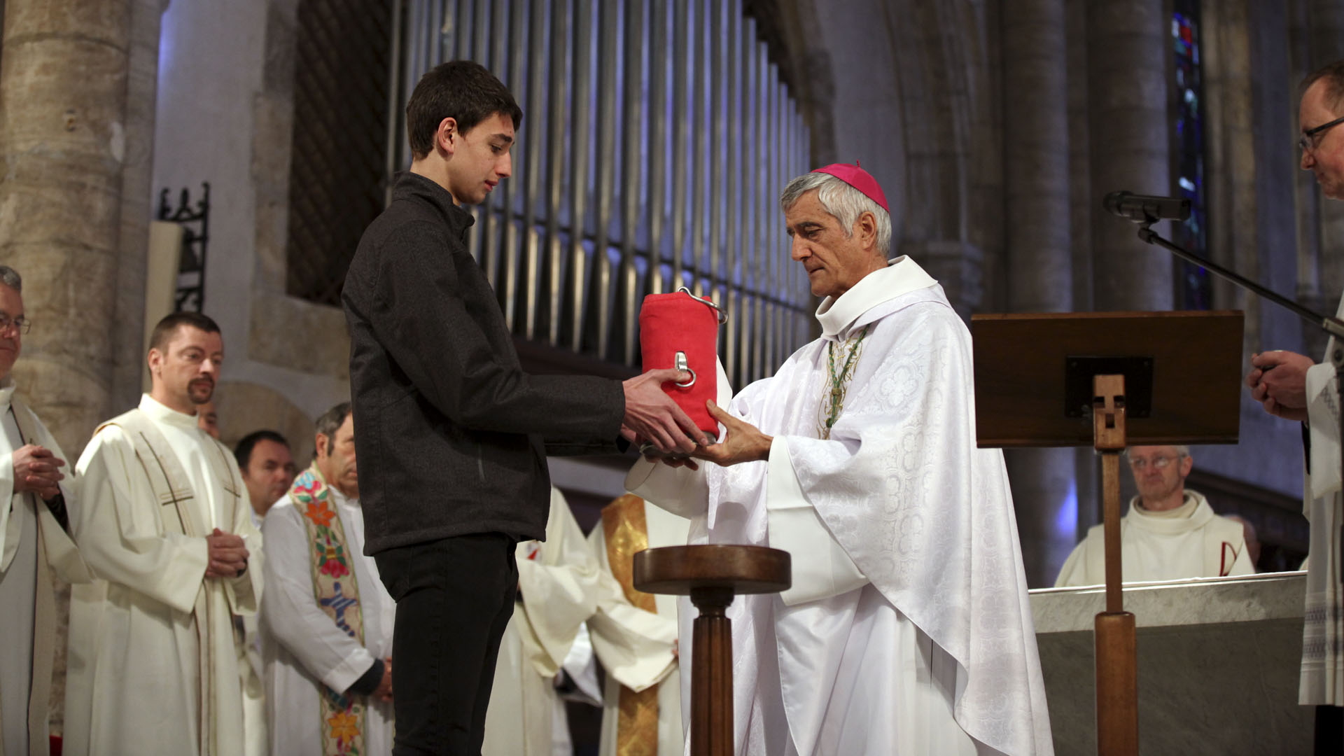 Durant la messe chrismale, l'évêque bénit le saint chrême, l'huile des catéchumènes et l'huile des malades | © Bernard Hallet