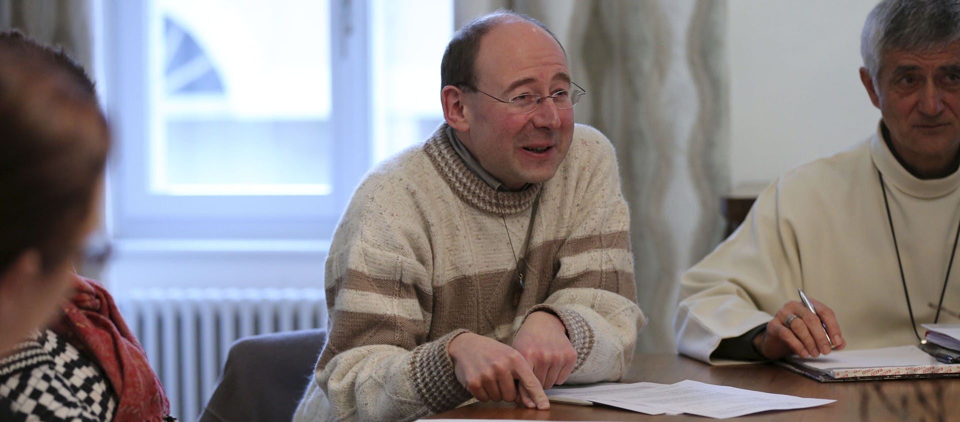 L'abbé Pierre-Yves Maillard donne les premières indications pour la reprise des messes | © Bernard Hallet 