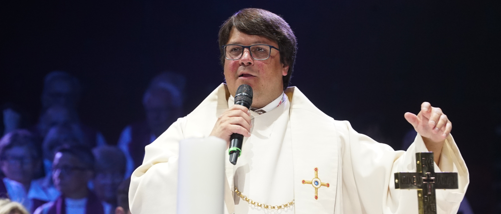 L'abbé Adrian Bolzern apporte une aide spirituelle au monde du spectacle | ©  Vera Rüttiman