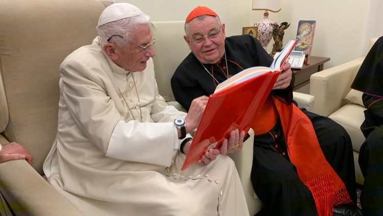 Benoît XVI recevra en cadeau sa biographie (ici en entretien avec l'évêque tchèque Dominik Duka)  | © Vatican Media