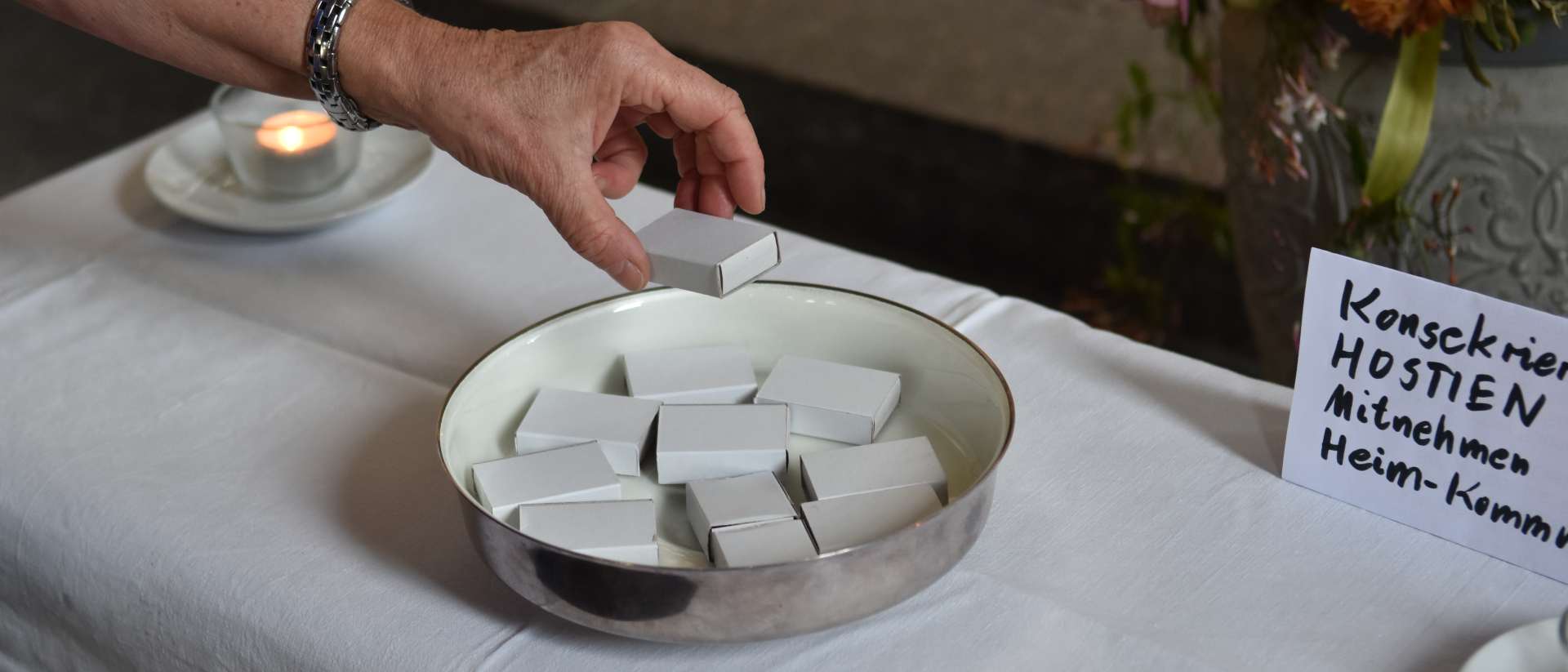 Parfois, les jeunes viennent chercher la communion pour les  membres plus âgés de leurs familles | © Sylvia Stam