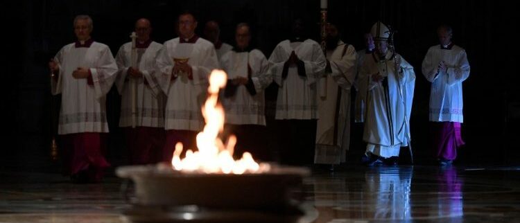Bénédiction du feu nouveau, lors de la vigile pascale | © Vatican Media