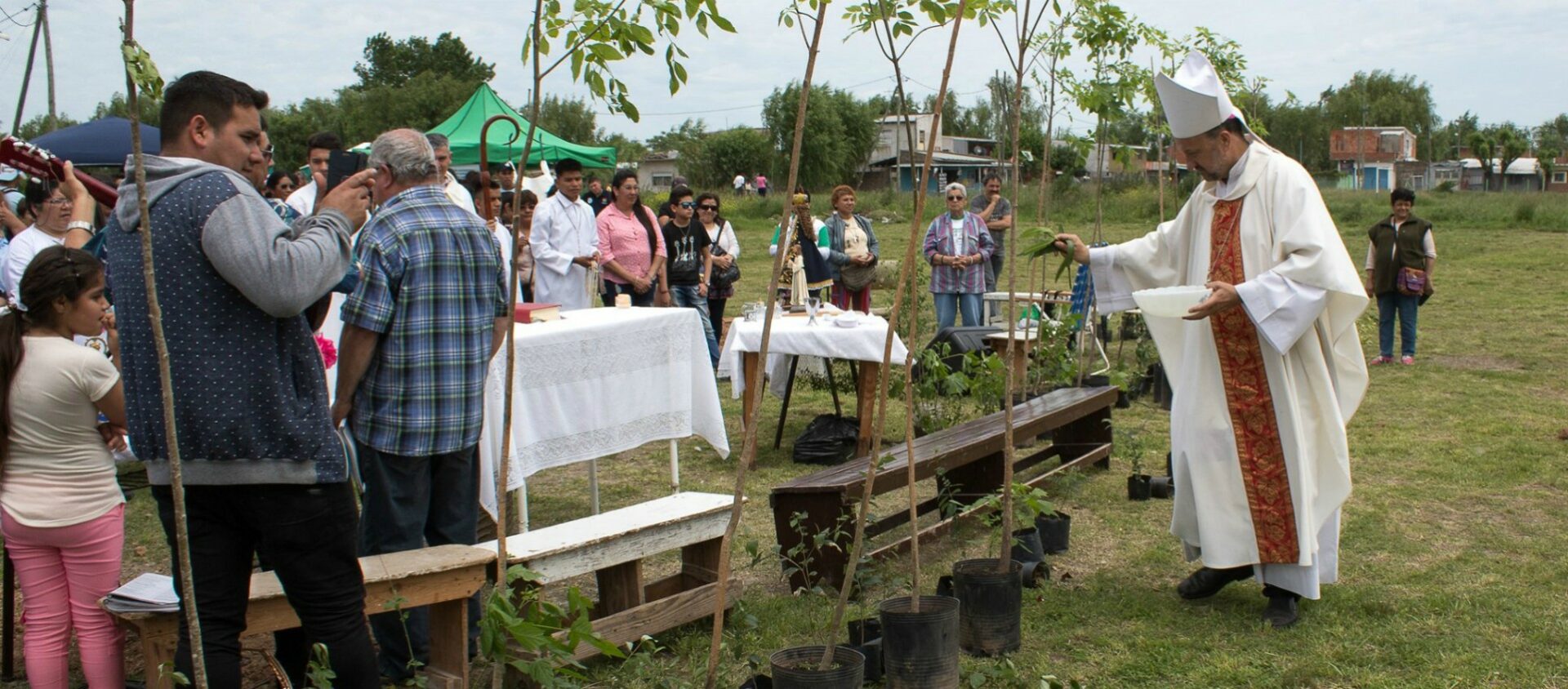 Mgr Gabriel Barba, évêque de Gregorio de Laferrere, bénit les arbres qui vont être plantés au 'Barrio Nicole' | www.facebook.com/caritaslaferrere/