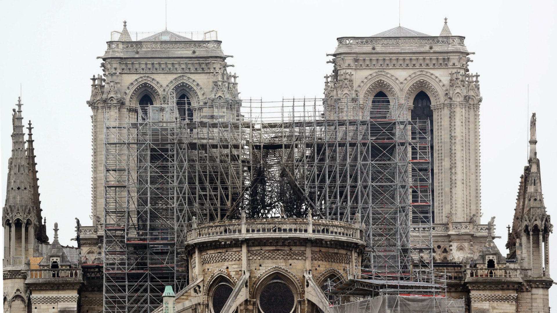 La célébration de Vendredi Saint se déroule à l'église  de Notre-Dame de Paris, dont l'incendie avait provoqué le 15 avril 2019 une onde de choc mondiale | © Keystone