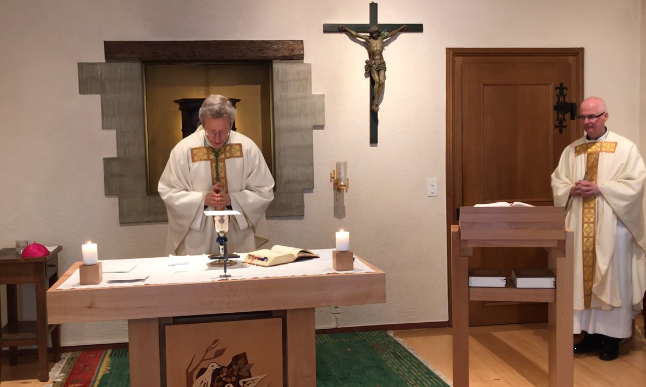 Sainte messe de la Cène du Seigneur, le 9 avril 2020, à la chapelle de l'évêché de Fribourg, avec Mgr Alain de Raemy et Mgr Charles Morerod | capture d'écran YouTube