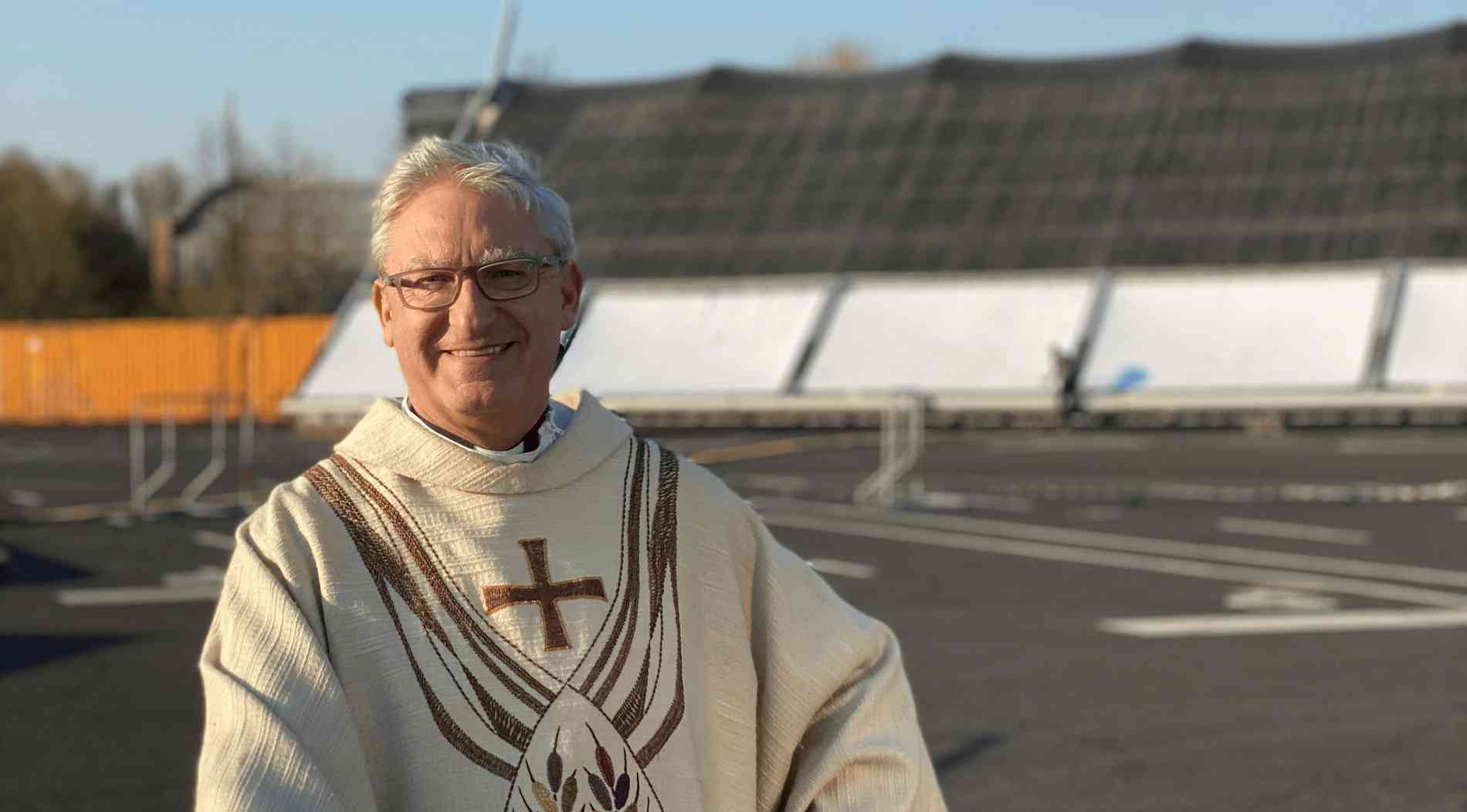 Frank Heidkamp, pasteur à Düsseldorf sur le parking où se déroulent les célébrations de Pâques | © D.Live