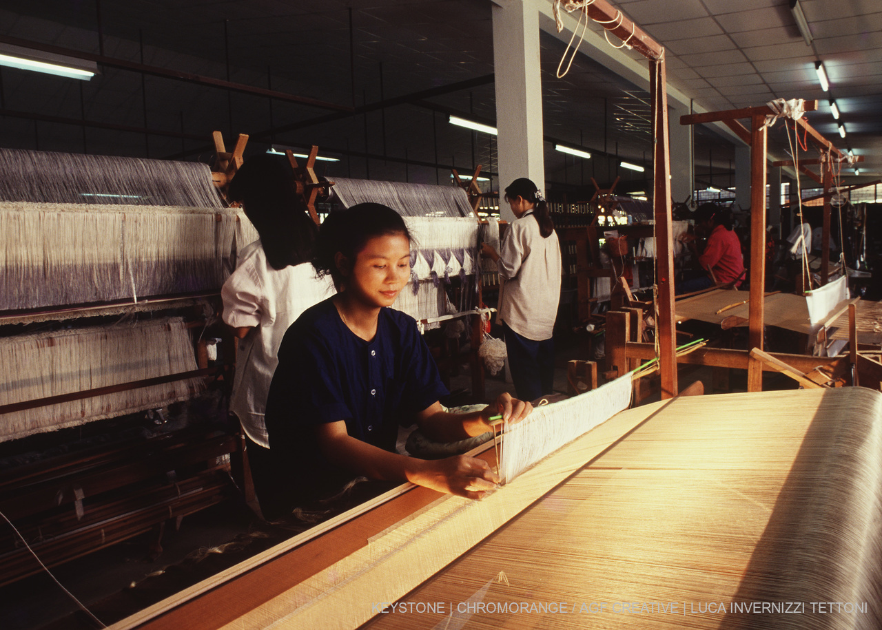 Femmes asiatiques travaillant dans l'industrie textile | © KEYSTONE/CHROMORANGE/AGF CREATIVE/Luca Invernizzi Tettoni)