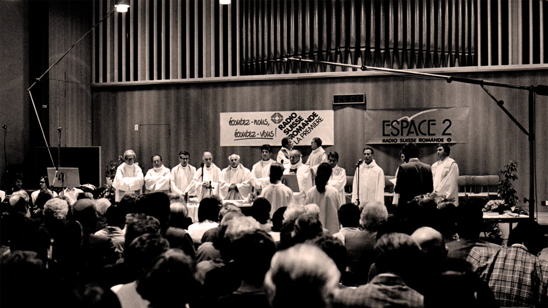 27 mai 1990: le studio 5 de Lausanne accueille la messe pour 50 ans de radiodiffusion. Parmi les célébrants, Gilbert Vincent, Michel Demierre, André Babel, Henri Nicod, Jean-Claude Crivelli | © CCRT  