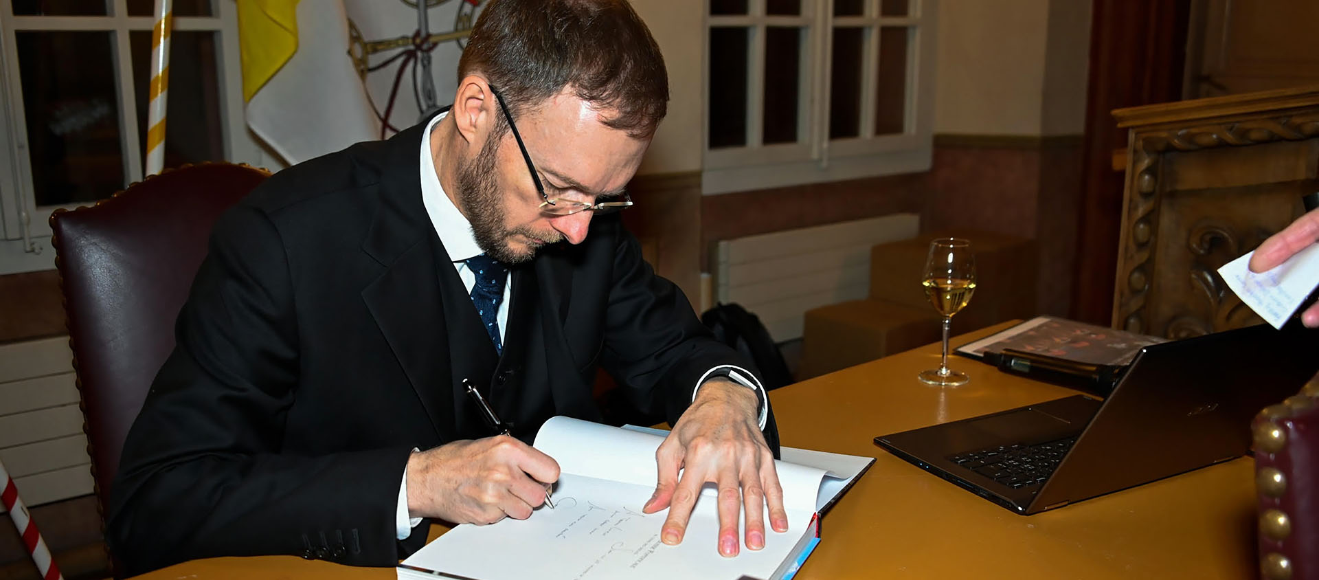 Christian Richard, lors de la séance de signature de son livre sur la Garde suisse,  à la maison Georges Supersaxo, à Sion, le 15.11.2019 | DR