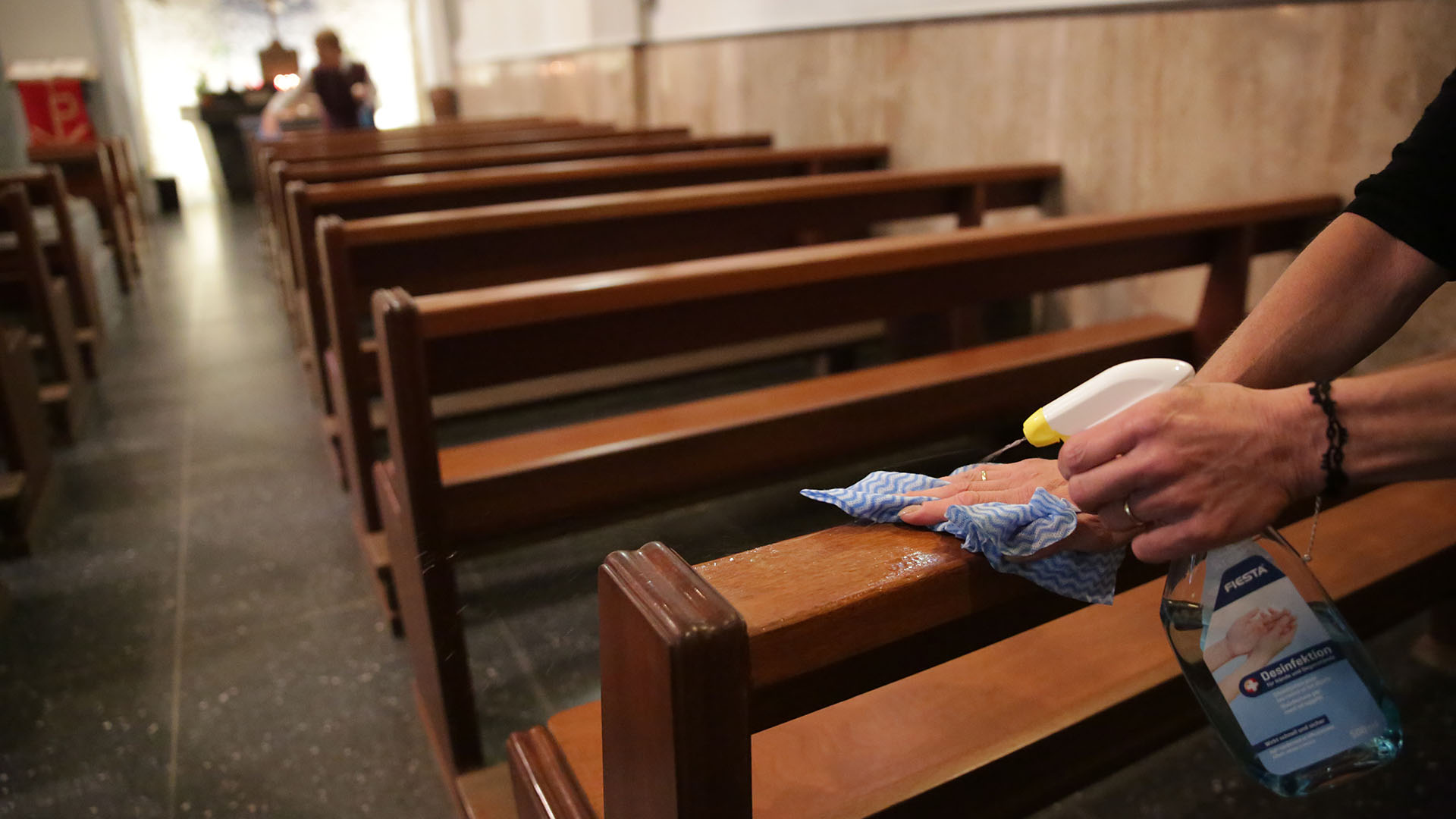 Sitôt les portes refermées, des bénévoles s'activent à désinfecter tout le mobilier de l'église, normes sanitaires obligent | © Bernard Hallet