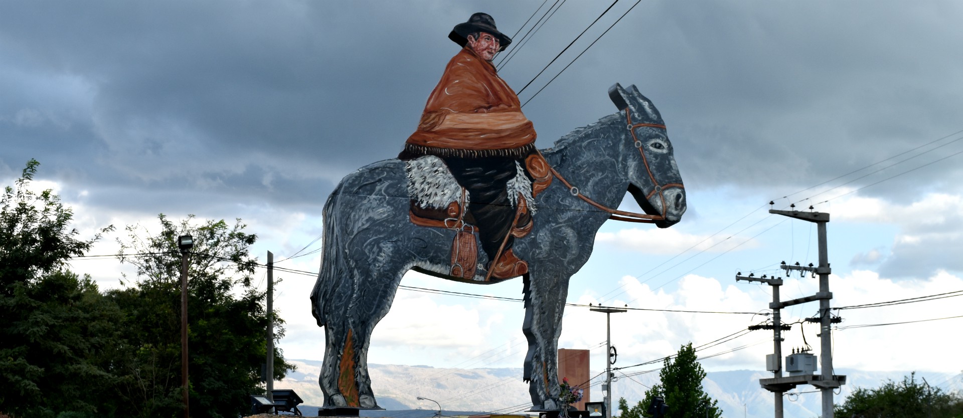 Le "curé gaucho" juché sur sa sempiternelle mule "Malacara", à l'entrée de Villa Cura Brochero | © Jacques Berset 