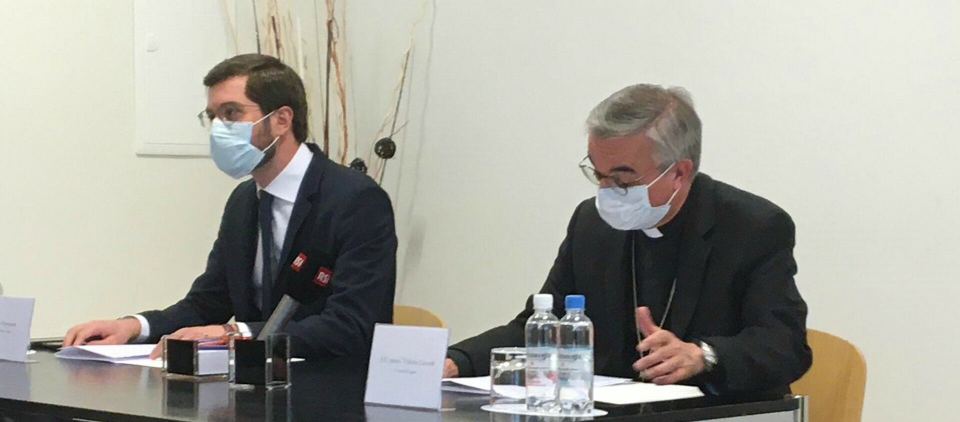 Mgr Valerio Lazzeri (à droite), lors de la conférence de presse dimanche 31 mai 2020 à Lugano | © catt.ch