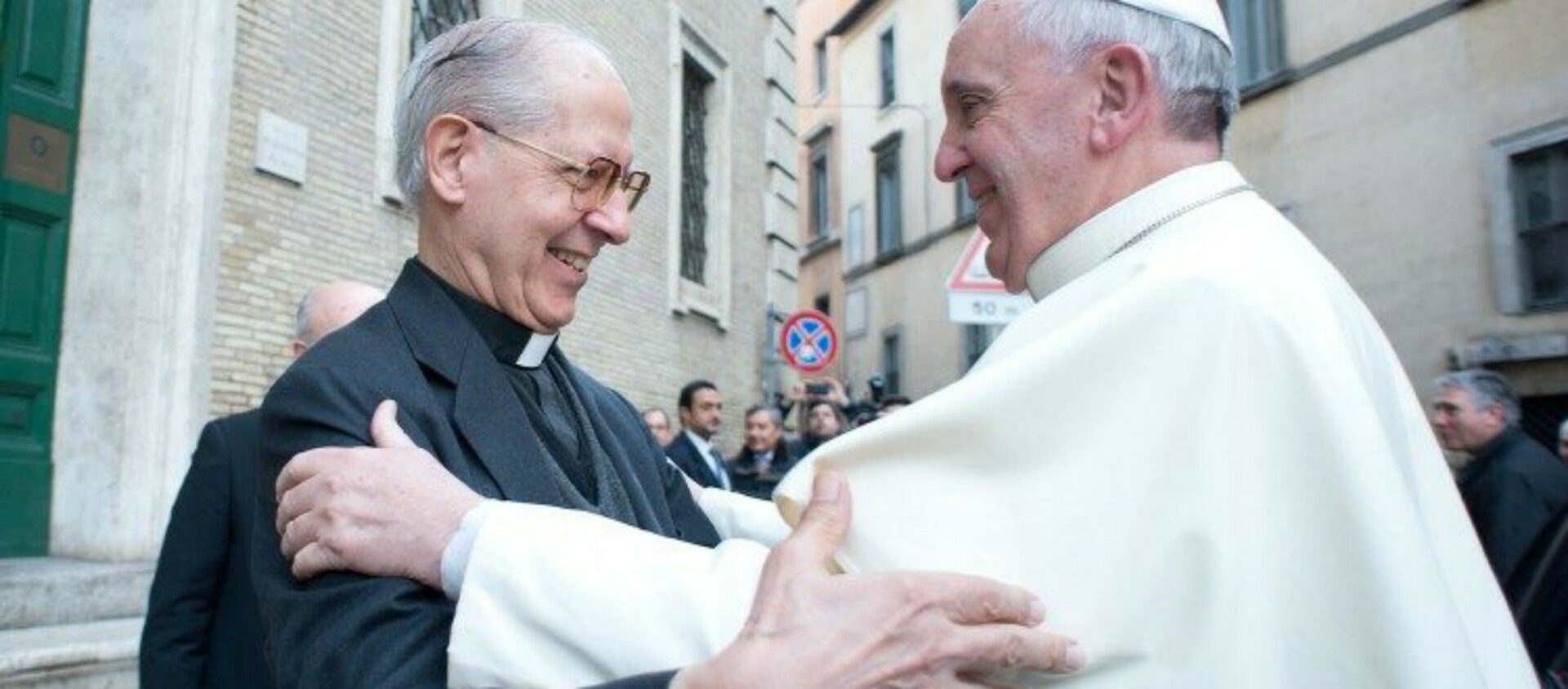Accolade du pape François au Père Adolfo Nicolás, 30ᵉ supérieur général de la Compagnie de Jésus | © Vatican Media 