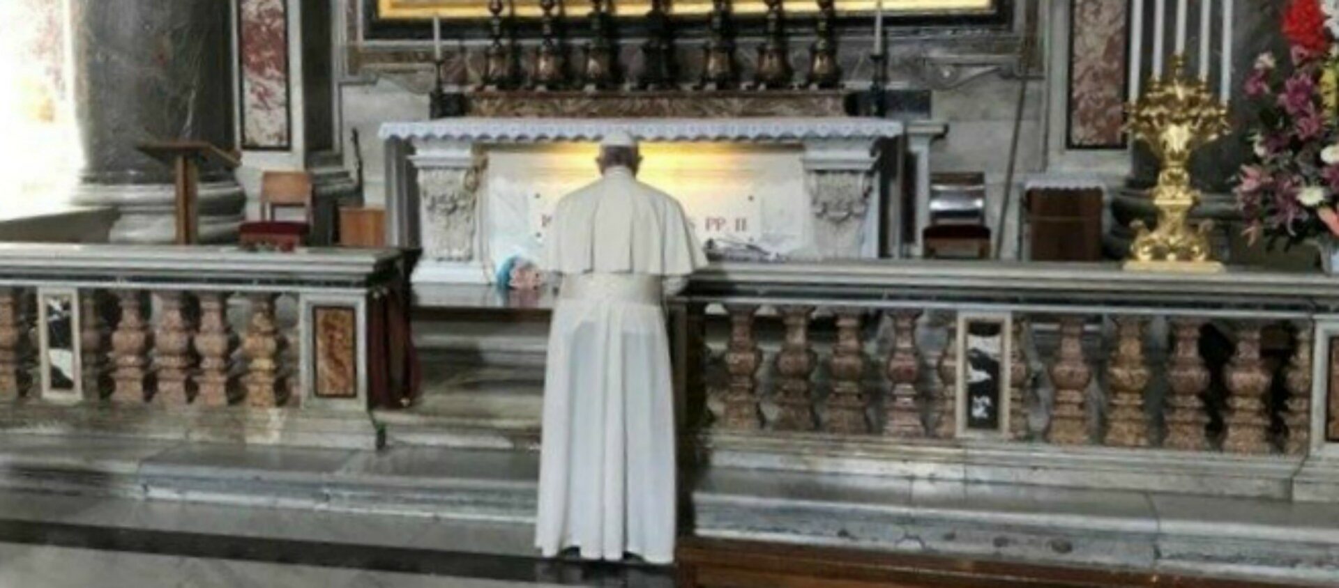 Le pape François en prière devant la tombe de saint Jean-Paul II dans la basilique Saint-Pierre de Rome, le 22 octobre 2018   | © Vatican Media  