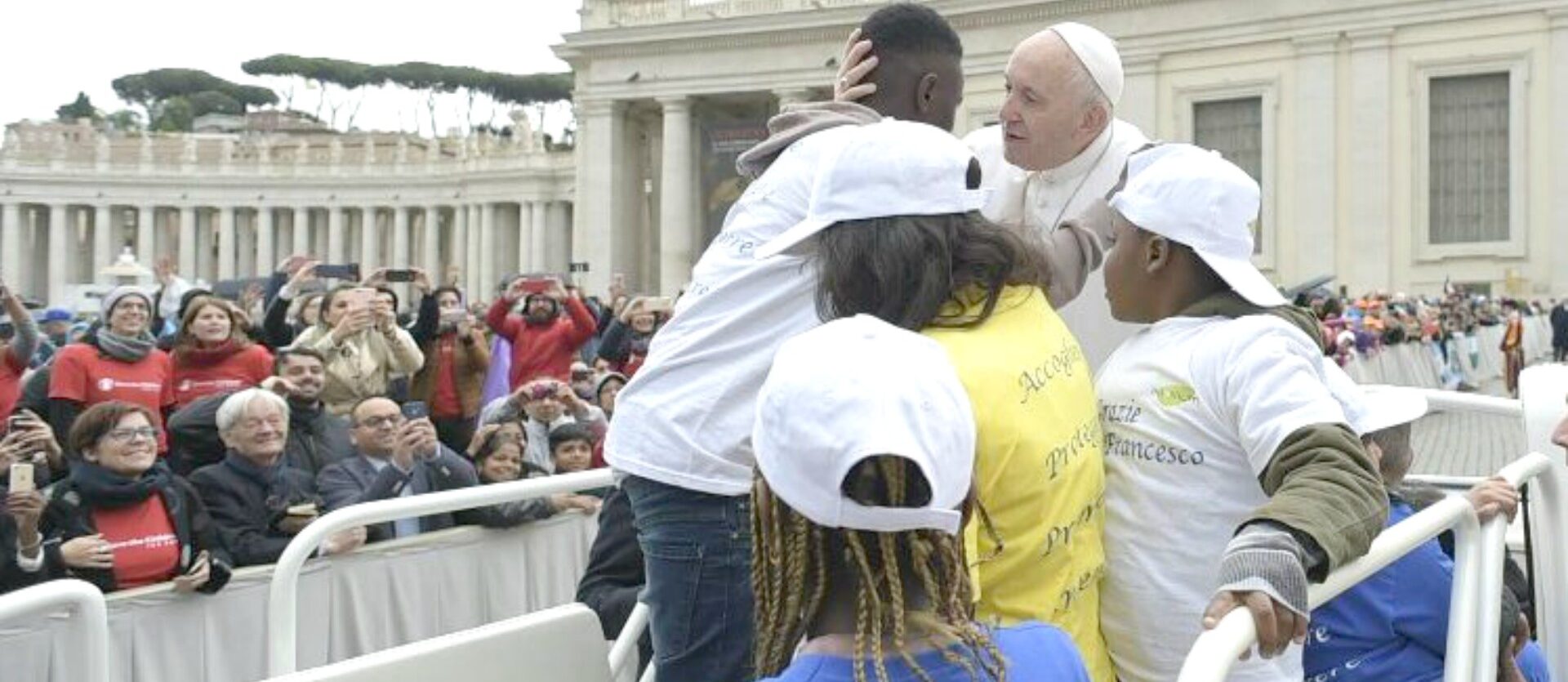 Le pape François sur la place Saint-Pierre avec des enfants réfugiés | © Vatican Media