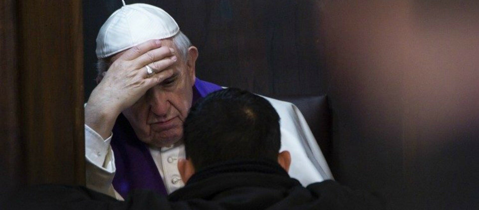 Le pape François recevant un prêtre en confession, en 2019 à la cathédrale Saint-Jean-de-Latran | ©  Vatican Media 