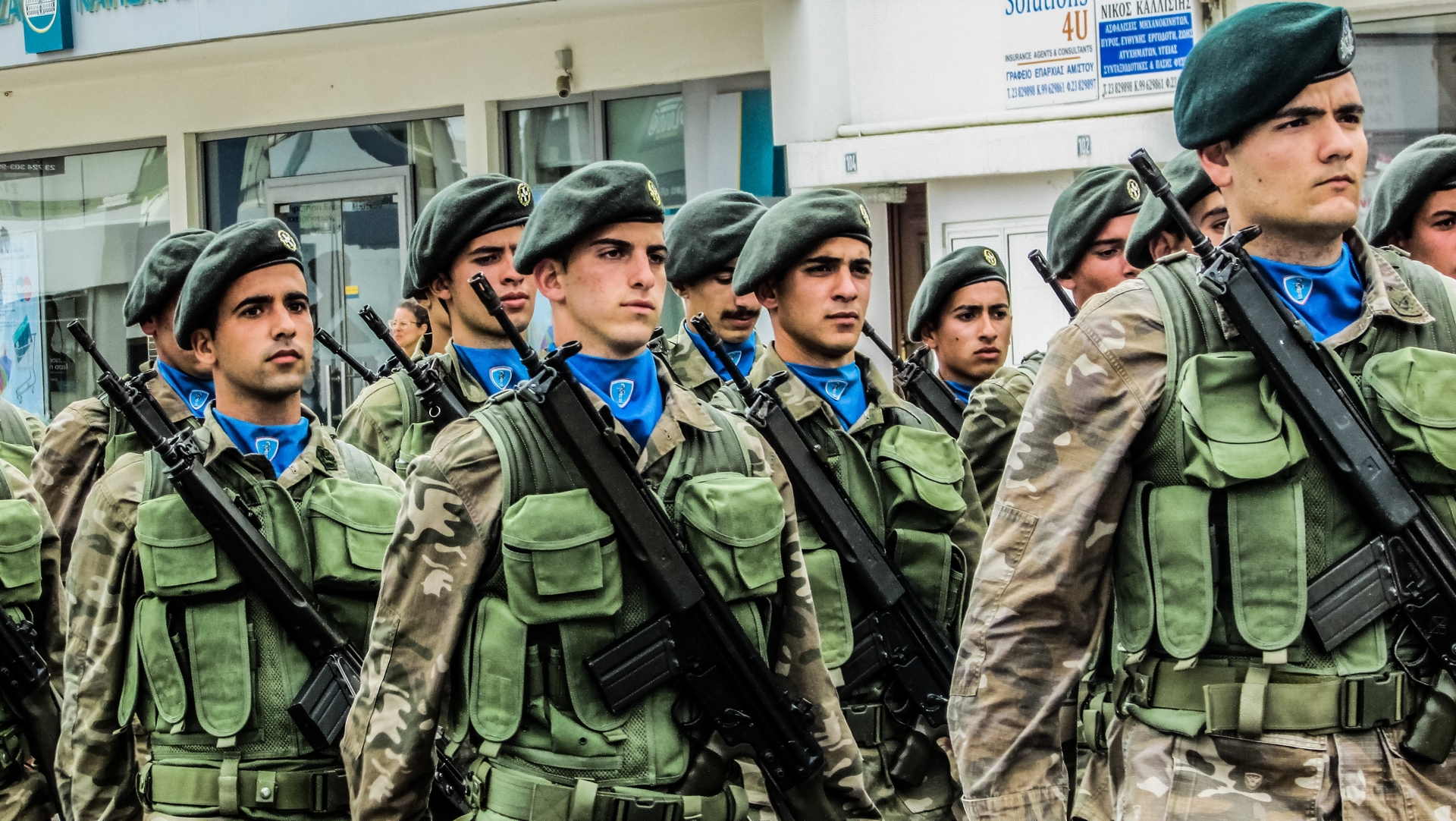 Des militaires à la parade | domaine public 