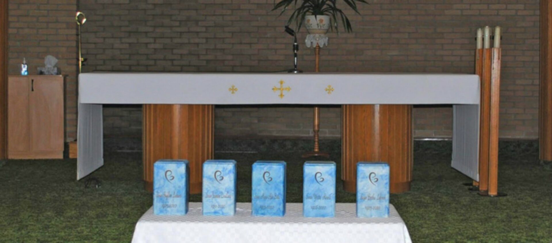 Les urnes de cinq Antoniennes de Marie dans la chapelle de leur maison mère, à Chicoutimi | © Antoniennes de Marie, Chicoutimi  