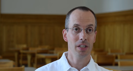 Le Frère Emmanuel Durand, nouveau prieur du Couvent St-Hyacinthe, à Fribourg (capture d'écran)