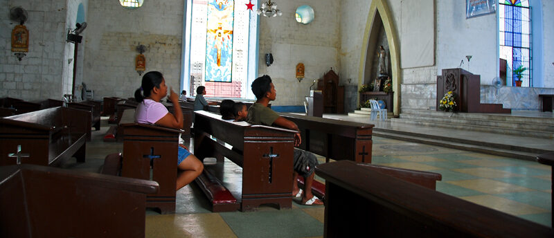 Des fidèles dans la cathédrale de Maasin, aux Philippines | © Caloy Samson/Flickr/CC BY-NC-ND 2.0