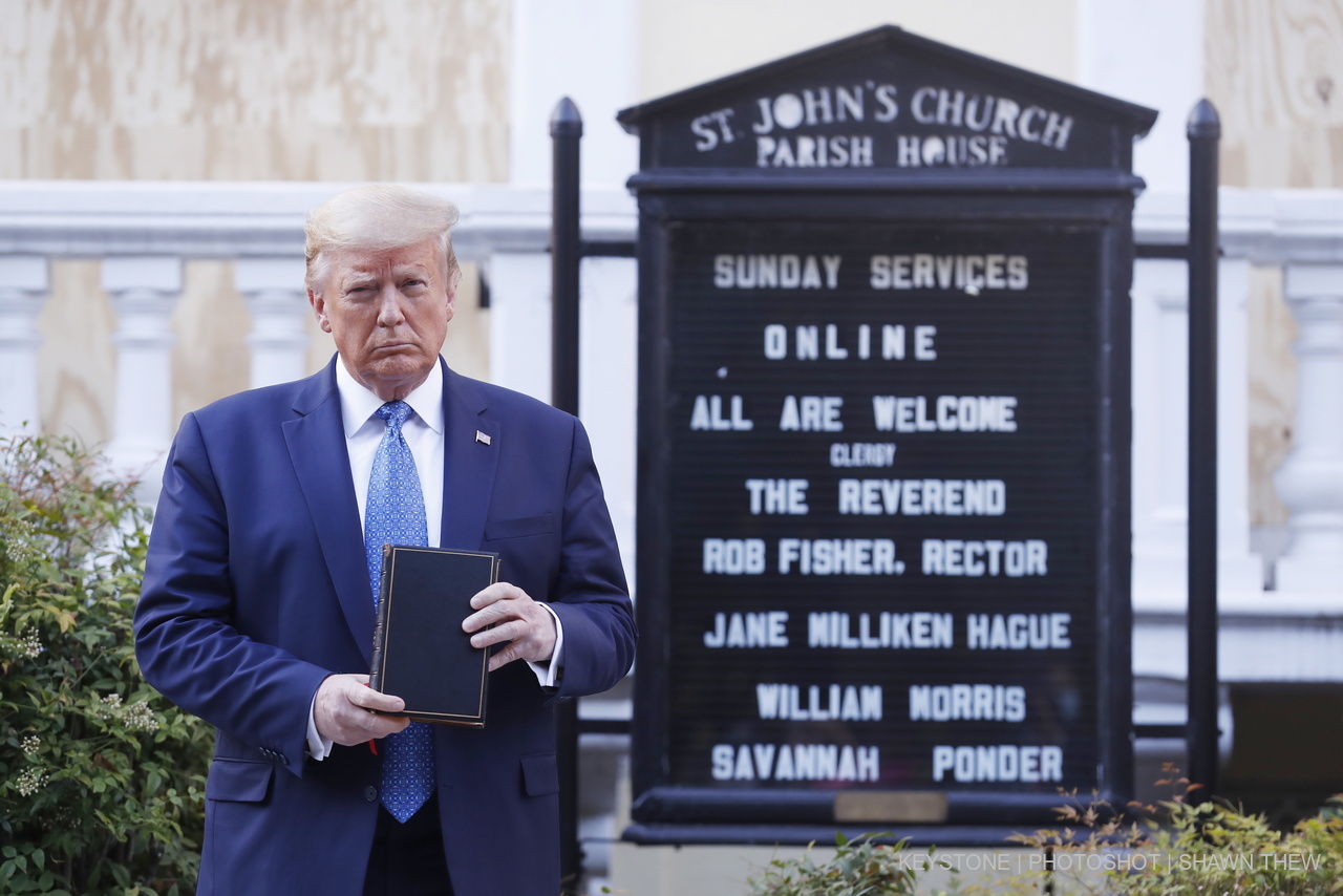 Le 1er juin, le président américain Donald Trump a posé avec une Bible devant l'église Saint John, à quelques pas de la Maison-Blanche, un bâtiment  endommagé la veille par des casseurs, lors des manifestations qui ont suivi la mort de George Floyd | © KEYSTONE/PHOTOSHOT/Shawn Thew.