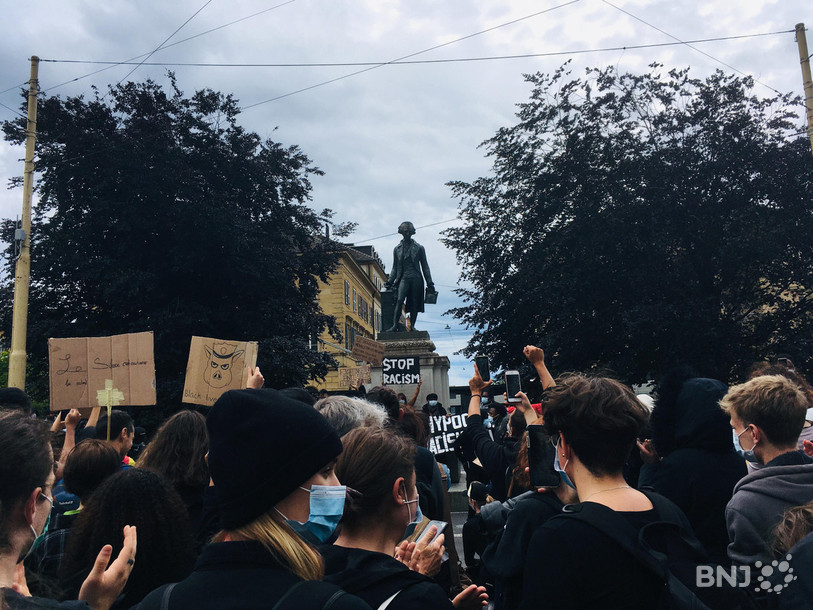 Le slogan «Black lives matter » (Les vies noires comptent) a résonné le 6 juin dans les rues neuchâteloises. Plus de 500 personnes ont manifesté contre le racisme et les violences policières à l’encontre des personnes de couleurs | © BNJ