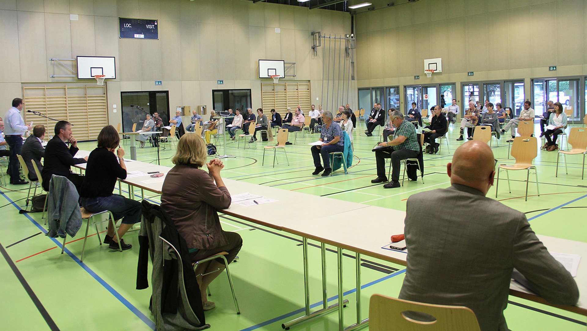 Coronavirus oblige, les délégués de la CEC étaient dispersés dans la salle de gym de Courroux | Pascal Tissier SCJP