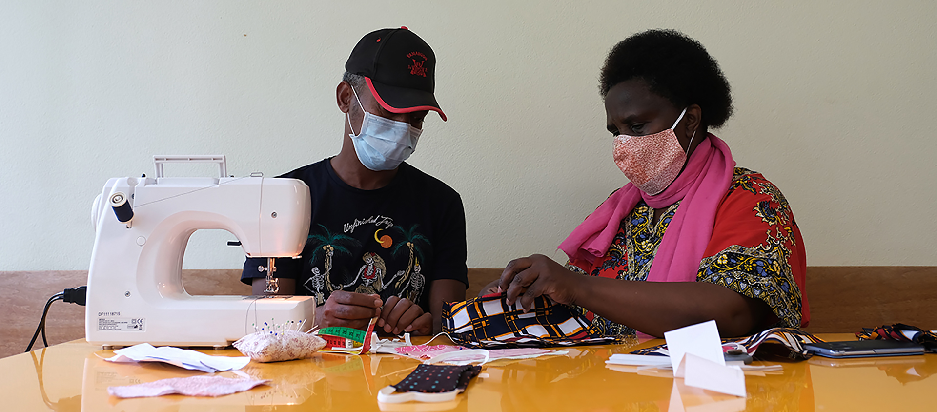 Les plus démunis fabriquent des masques en tissu pour lutter contre la pandémie | © Eric Roset/ECR