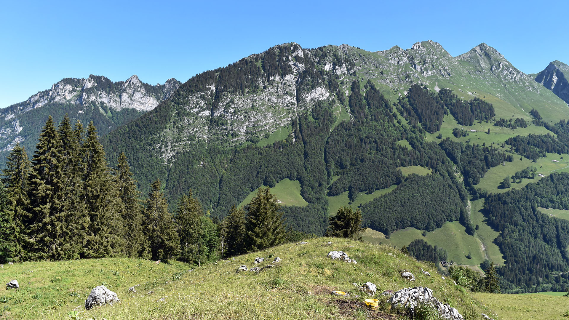 Tout autour les montagnes, avec au fond le Gros-Brun ou Schopfenspitz | © Jacques Berset