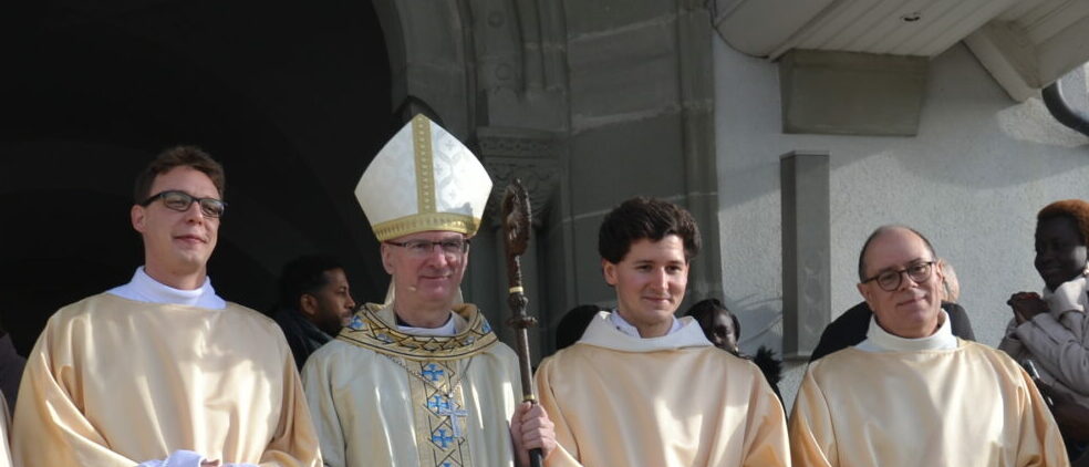 Les nouveaux prêtres ont été ordonnés diacres en décembre 2019 à Villars-sur-Glâne, de g. à d. Giuseppe Foletti, Mgr Charles Morerod, Vincent Lathion, Josef Güntensperger | © dr.