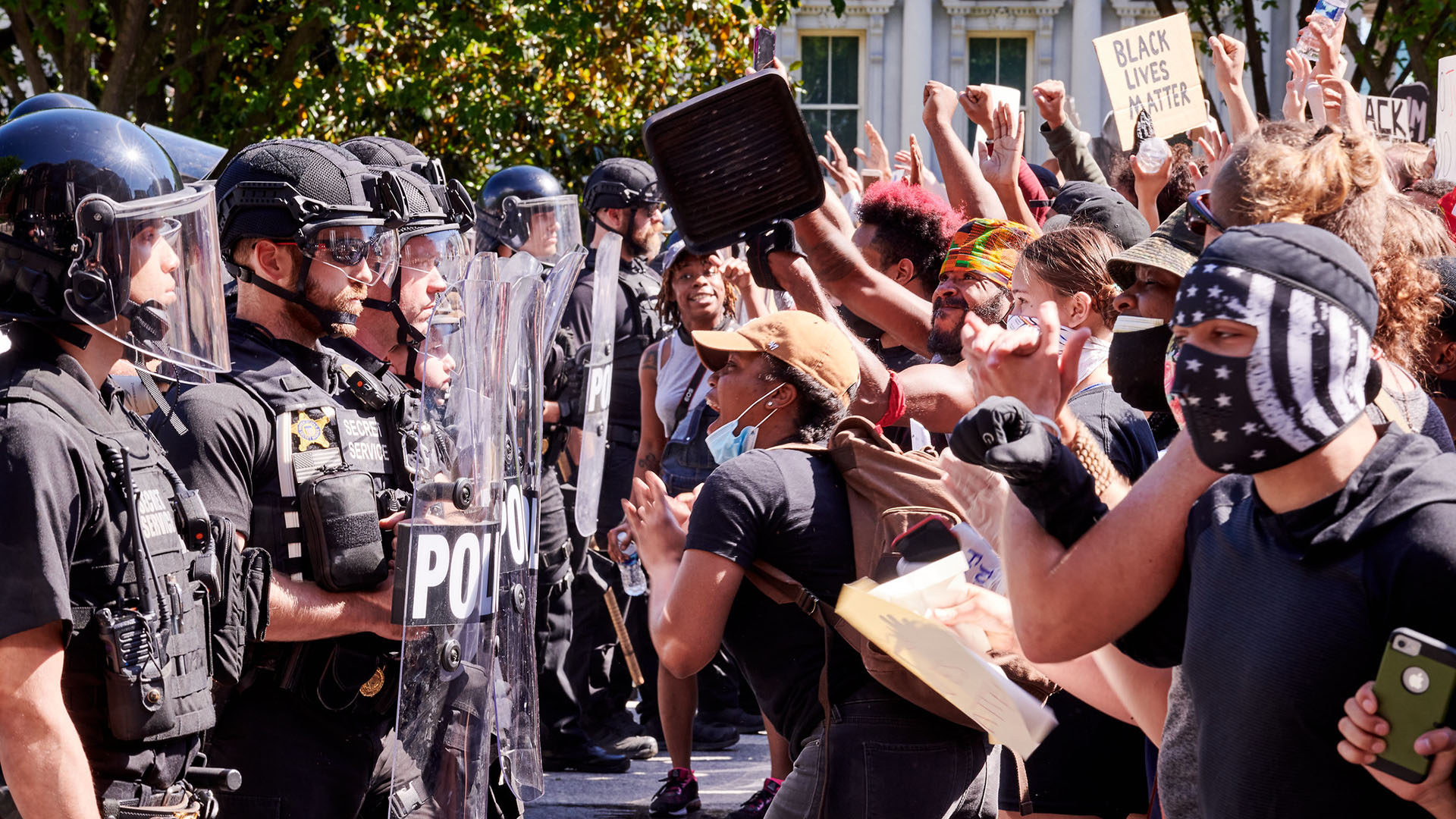Les manifestants pro George Floyd face à la police, à proximité de la Maison-Blanche | © Flickr/Geoff Linvingston/CC BY-NC-ND 2.0