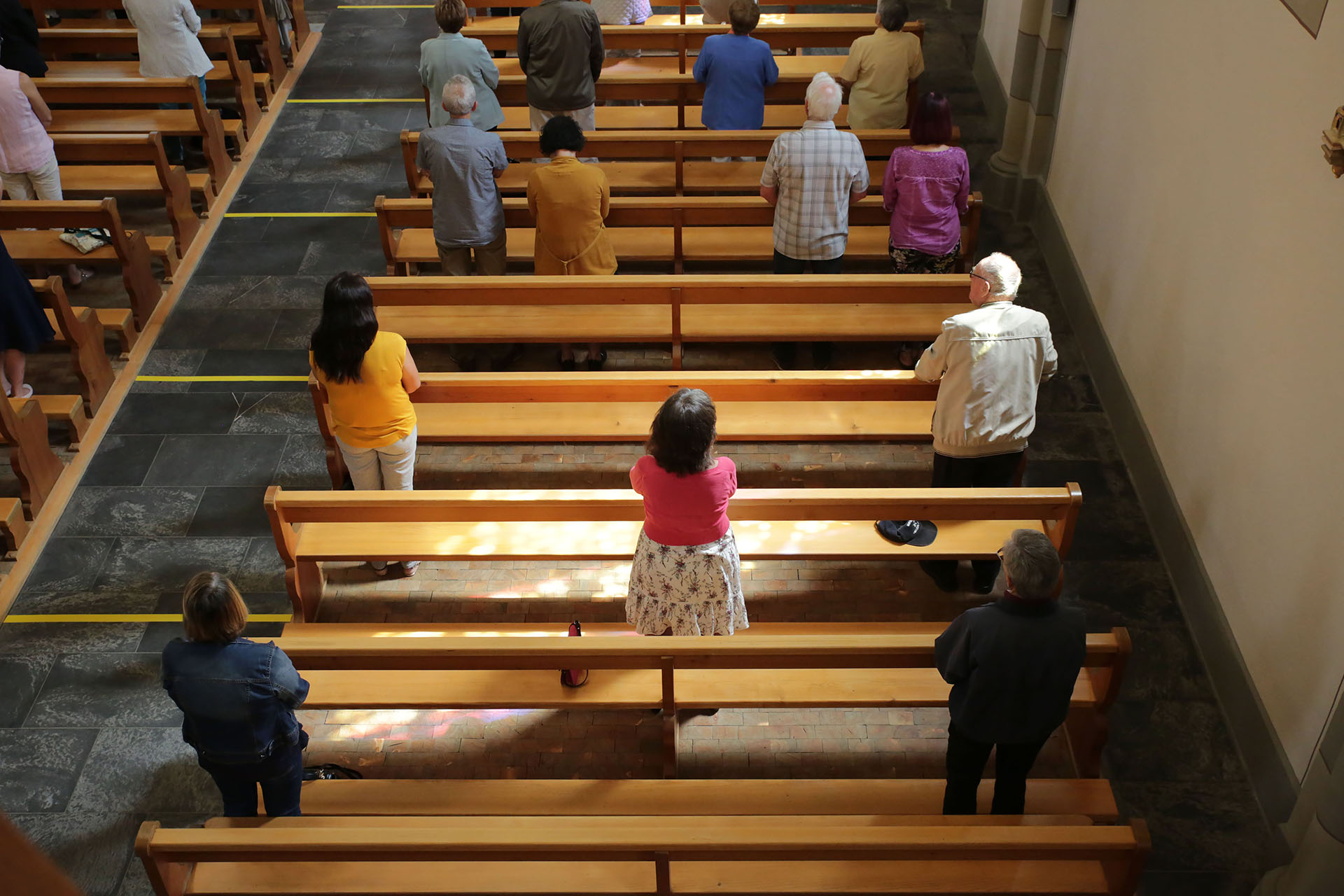 Muraz le 31 mai 2020. Messe de Pentecote. Les fideles respectent les normes sanitaires de distanciation a l’occasion de le reprise des messes en Suisse | © Bernard Hallet