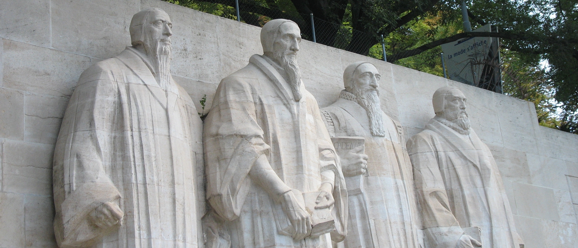 Genève, le Mur des réformateurs célèbre la mémoire de  quatre grands prédicateurs: Guillaume Farel, Jean Calvin, Théodore de Bèze et John Knox | wikimedia commons Rkus Cornelis CC-BY-3.0