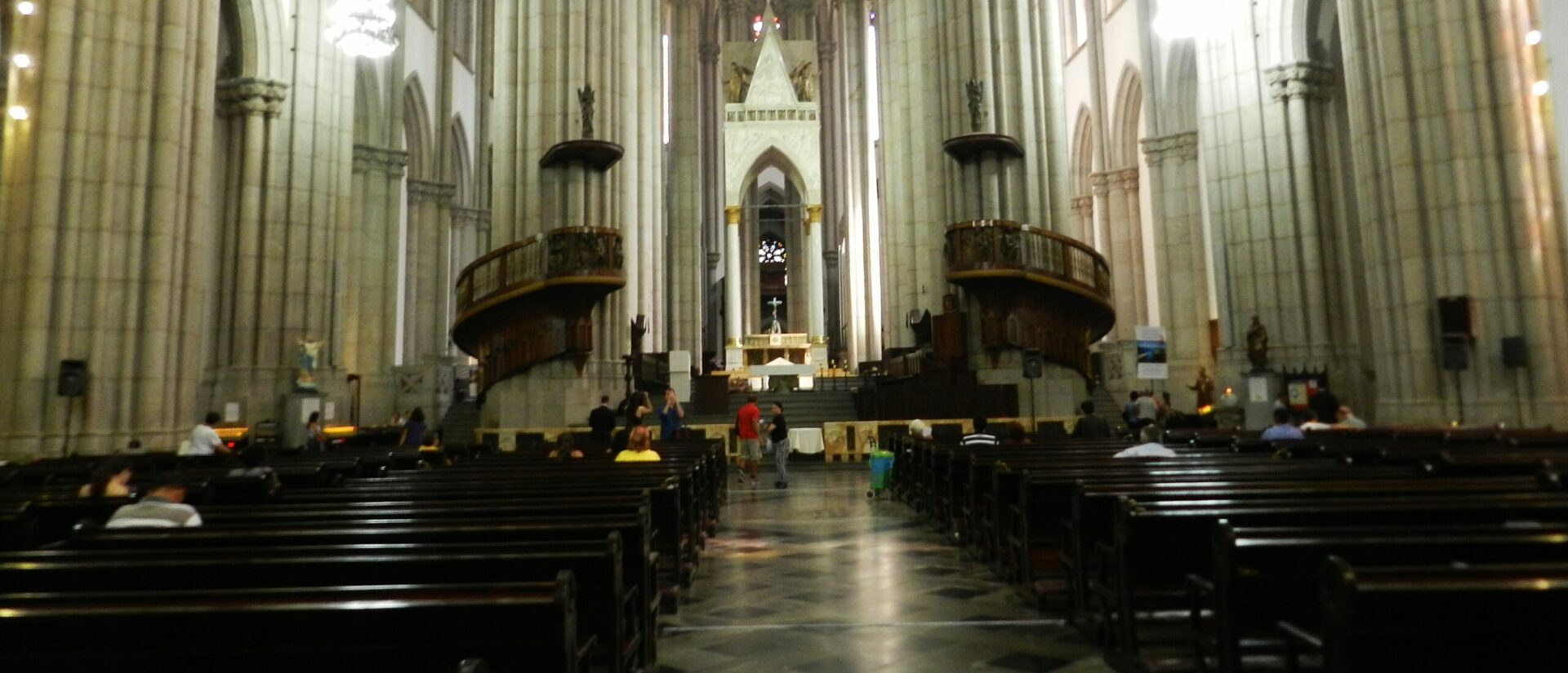 Des fidèles sont venus pour la première messe dans la cathédrale de Sé (Brésil), après le déconfinement | © Jean-Claude Gerez