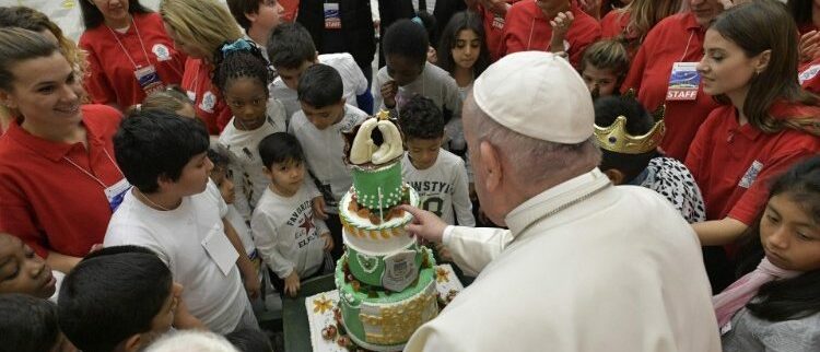 Des enfants du Dispensaire pédiatrique du Vatican rencontrent le pape François | © Vatican Media