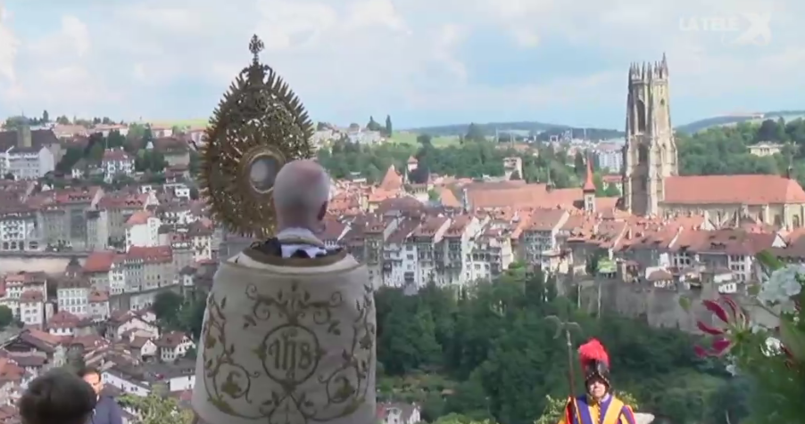 Mgr Charles Morerod a adressé sa bénédiction à la ville de Fribourg et au diocèse de LGF depuis le sanctuaire de Lorette | capture d'écran La Télé