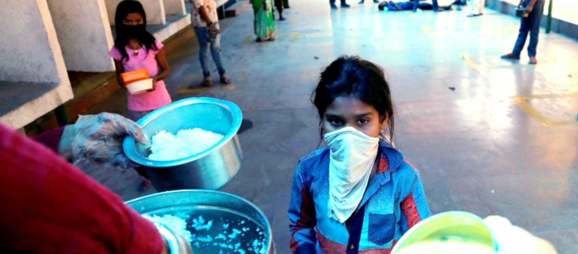 En Inde, une autre bataille s'est ajoutée ces dernières semaines à l'urgence sanitaire du coronavirus: celle de la faim et de la grande pauvreté. Distribution de repas à New Delhi au temps du Covid-19  | © Vatican Media 