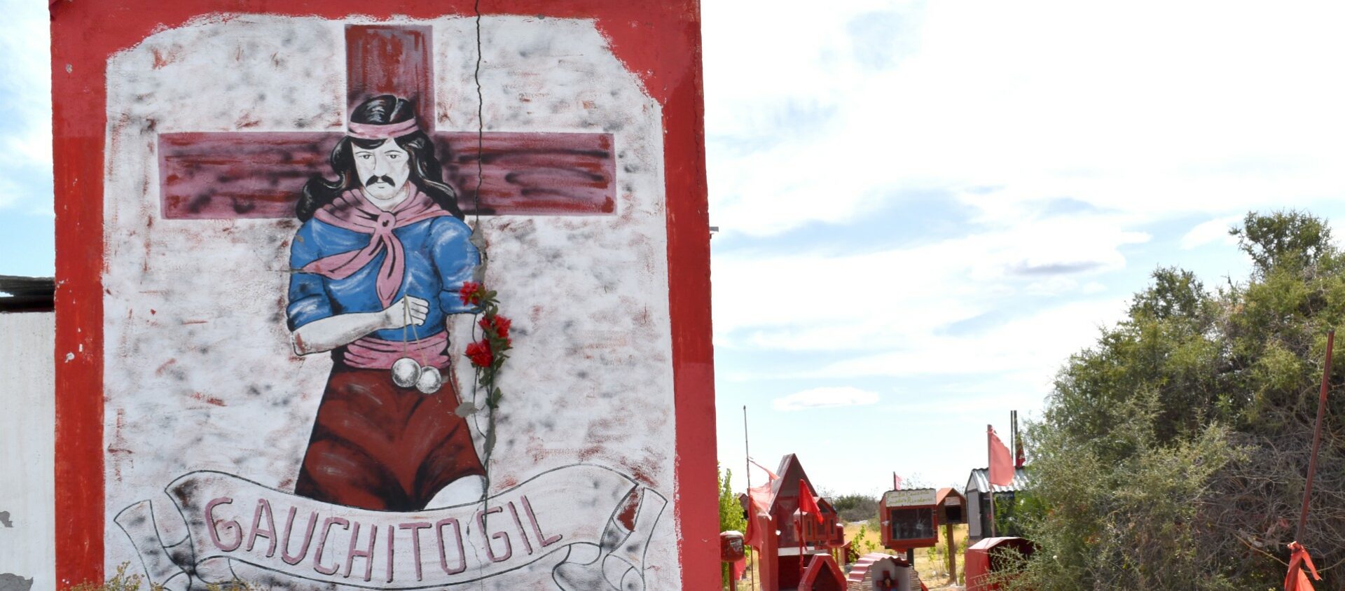 Sur une route de la Patagonie argentine, un mausolée dédié au Gauchito Gil | © Jacques Berset