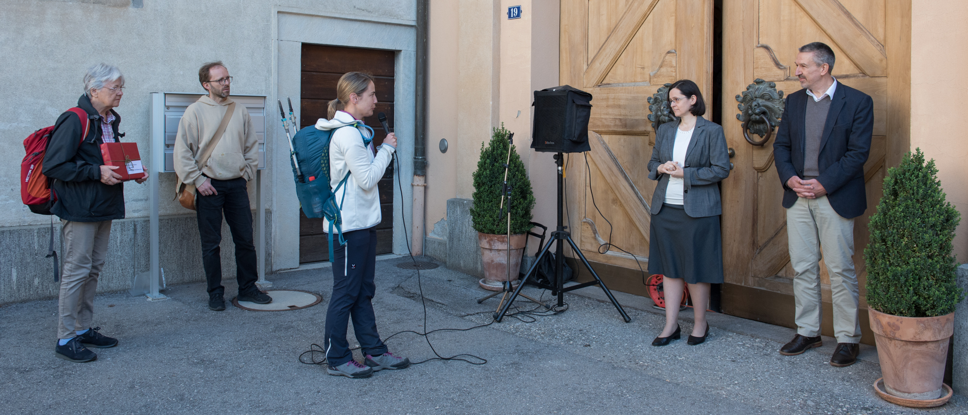 Remise de la pétition contre le renvoi de l'abbé Martin Kopp à l'évêché de Coire | Ueli Abt, kath.ch 